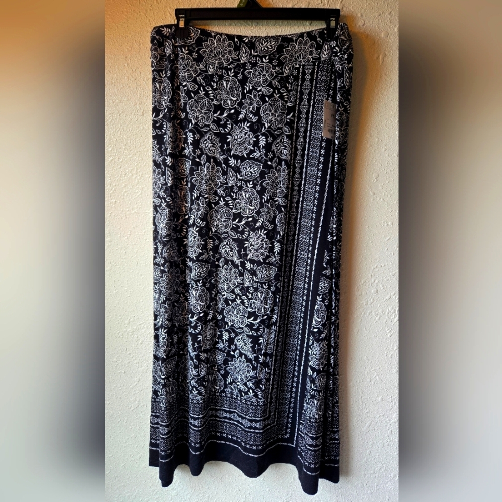 NWT, Liz Claiborne Petite, Black and White Floral Skirt, Sz PL